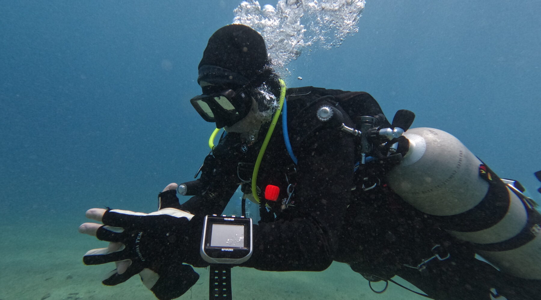 Buzos certificados explorando en aguas abiertas durante el curso Advanced Open Water