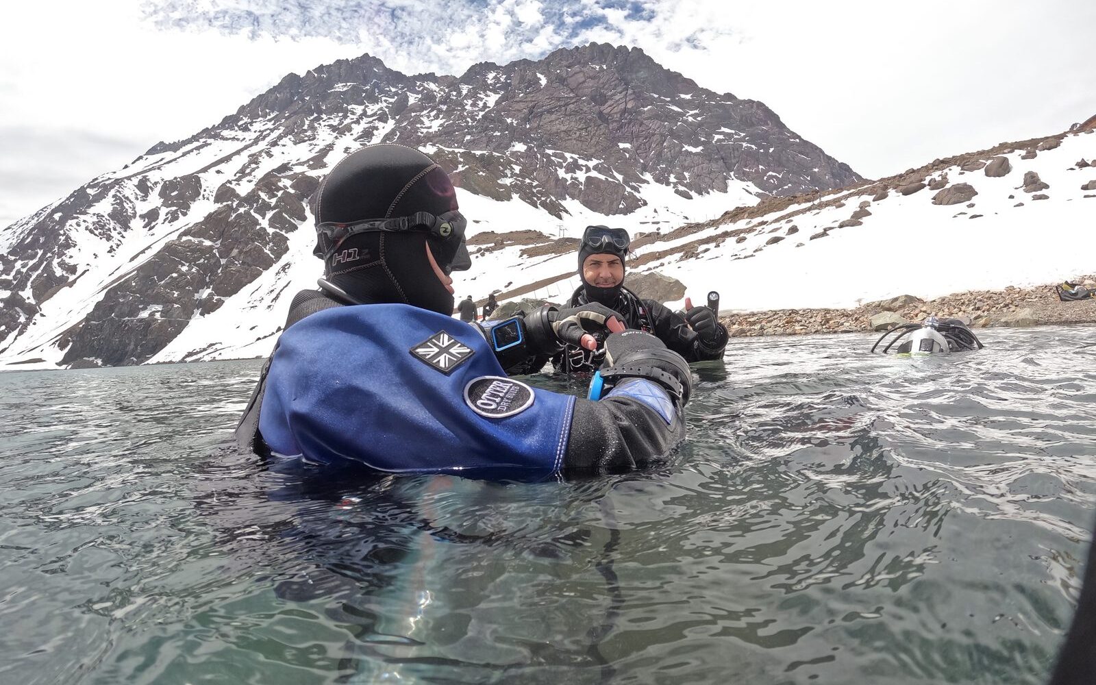 Instructor de buceo enseñando a un grupo de estudiantes, curso Open Water Scuba Instructor