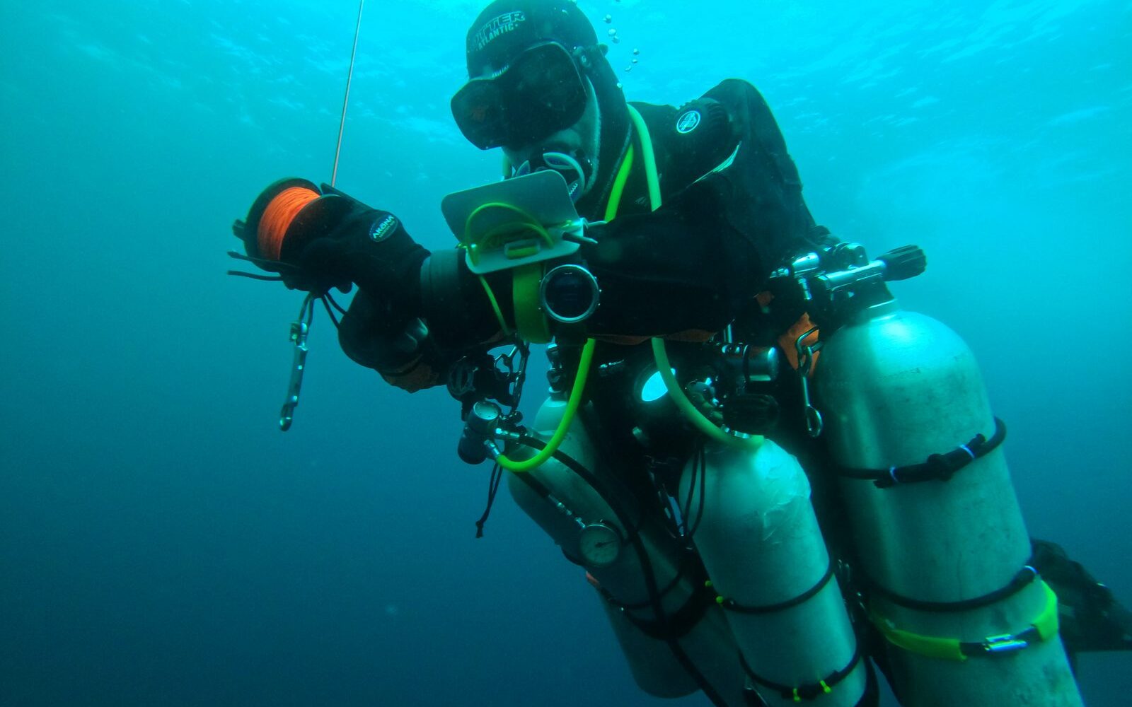 Instructor guiando una inmersión profunda con estudiantes de buceo profundo