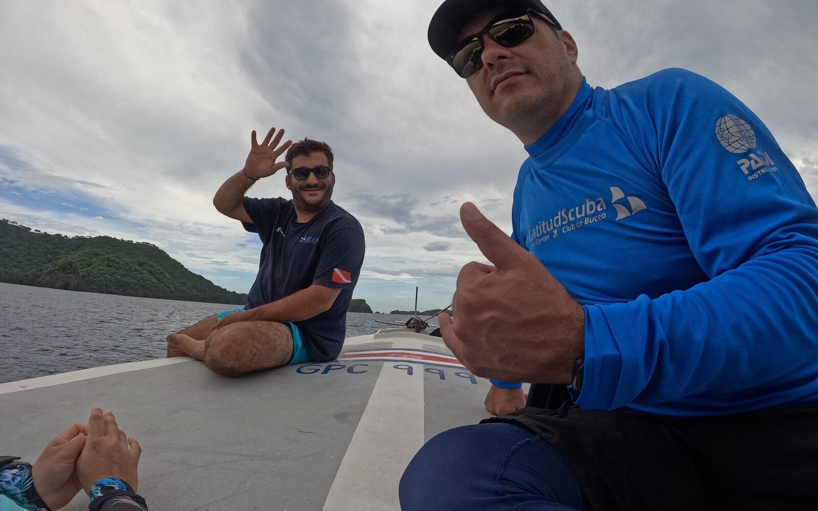 Buzos preparándose para una inmersión en la laguna de montaña, especialidad Buceo en Altitud