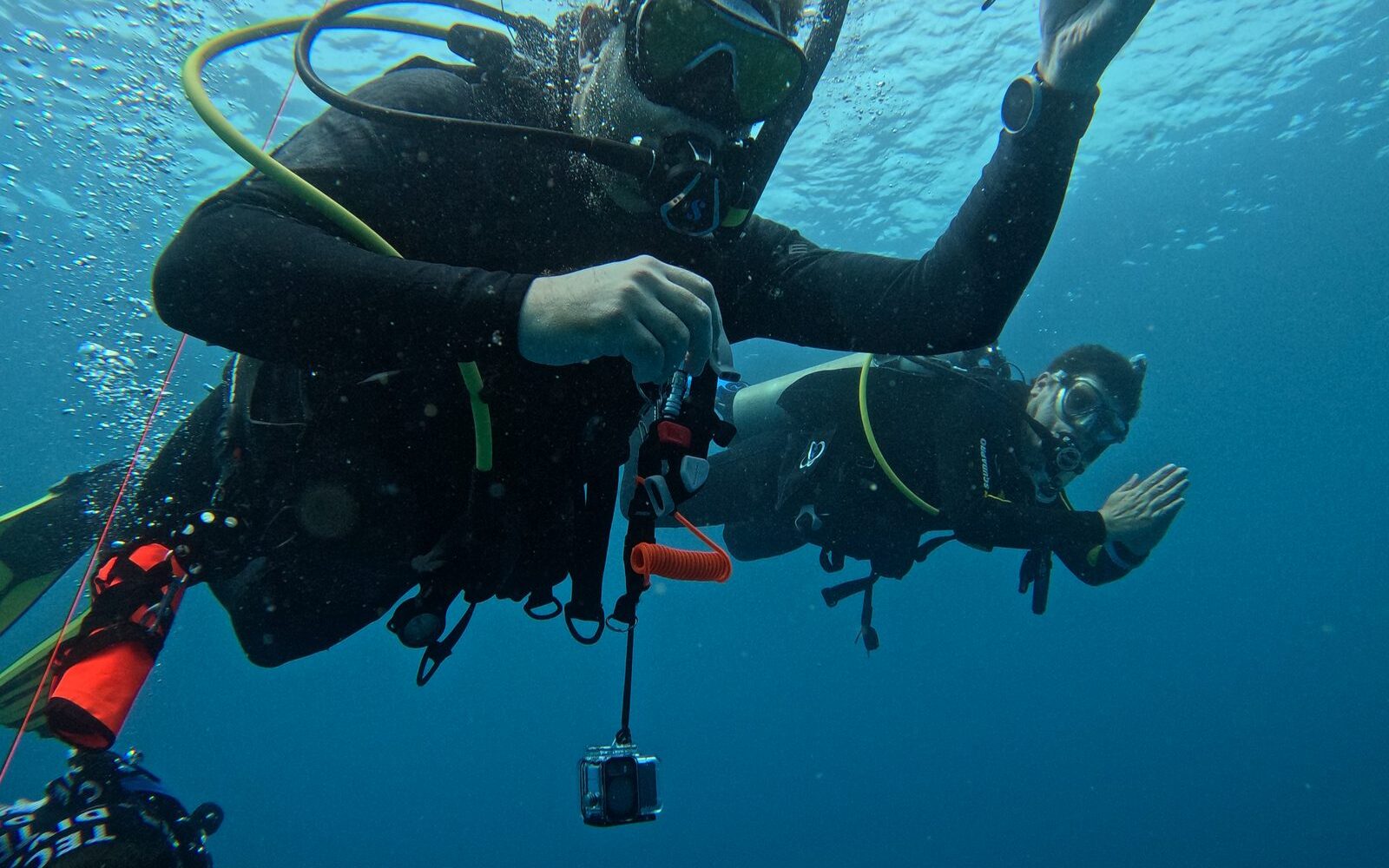 Buzo grabando con cámara de video subacuática, especialidad Sport Cam Videógrafo
