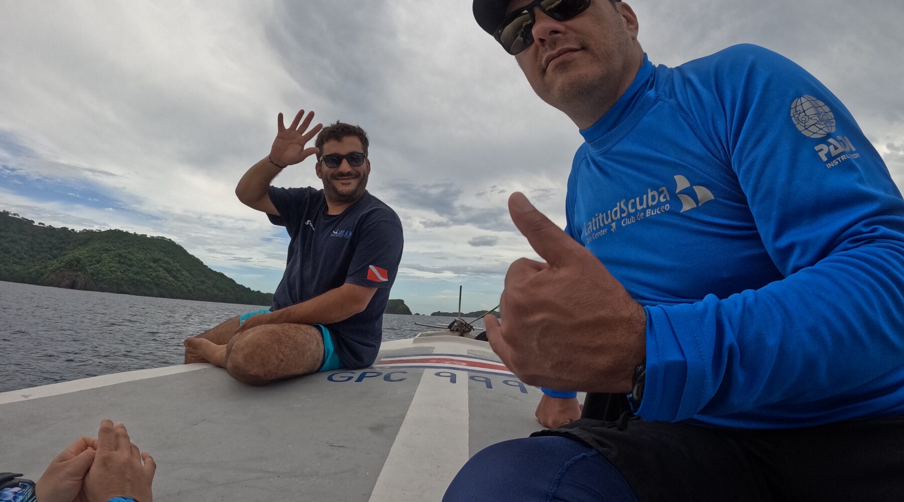 Futuro Divemaster asistiendo a un instructor durante una clase de buceo