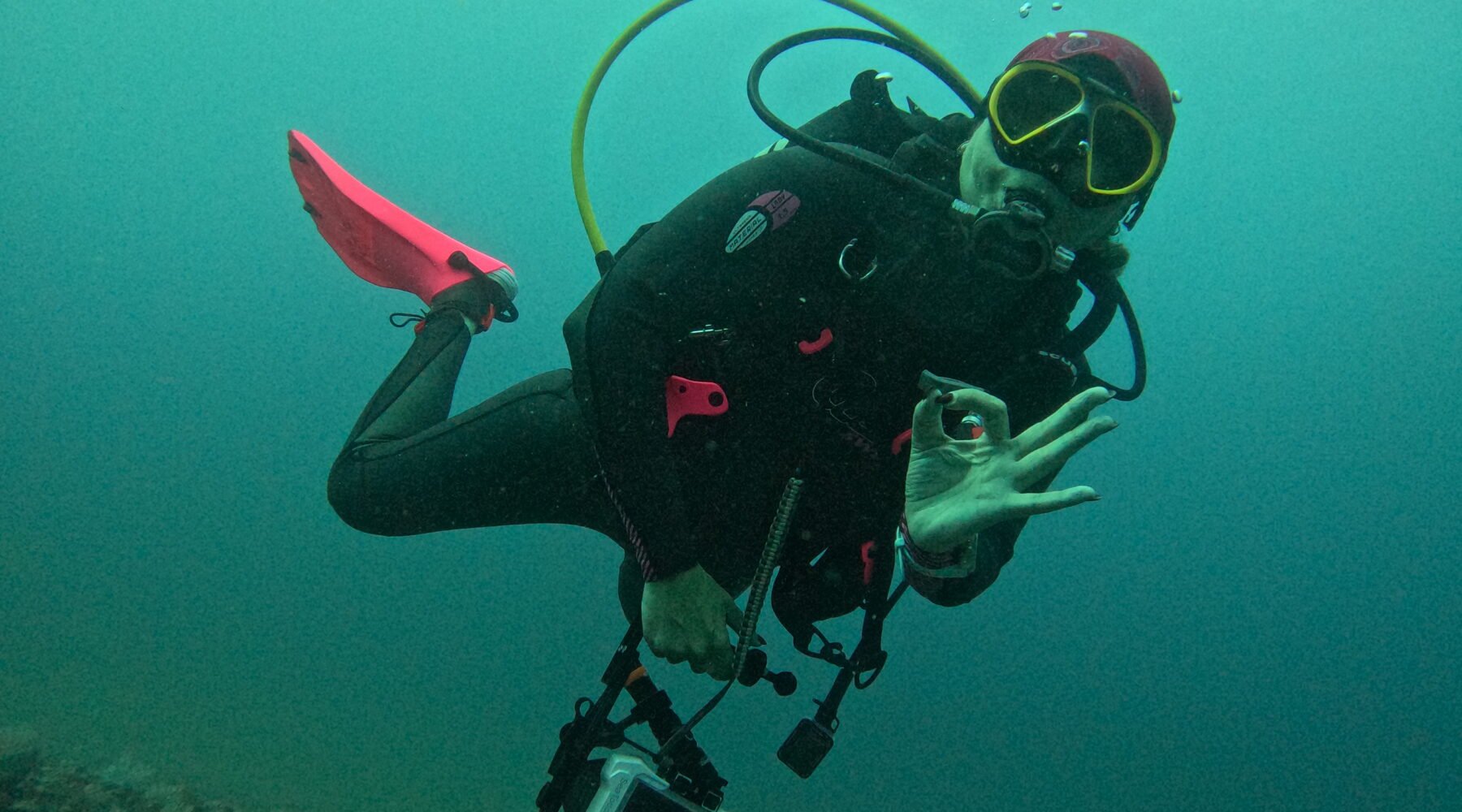 Instructor de Latitud Scuba guiando una primera inmersión de prueba, curso Discover Scuba Diving