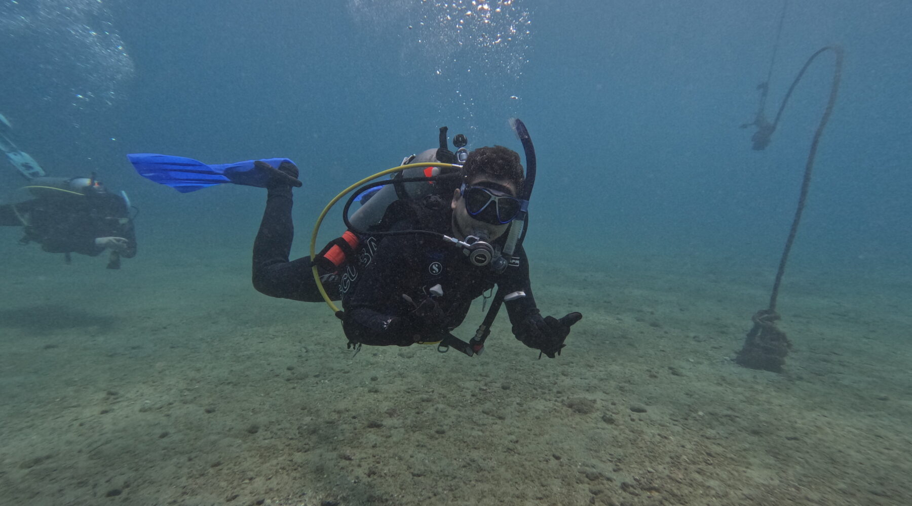 Buzo practicando habilidades básicas bajo el agua durante el curso Open Water Diver en Latitud Scuba